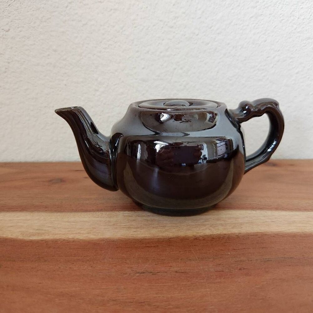 Black glossy Chinese teapot small with lid